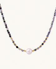 Halskette mit violetten Iolith-Perlen, Gold-Vermeil-Akzenten und einer hellen Süßwasserperle in der Mitte.