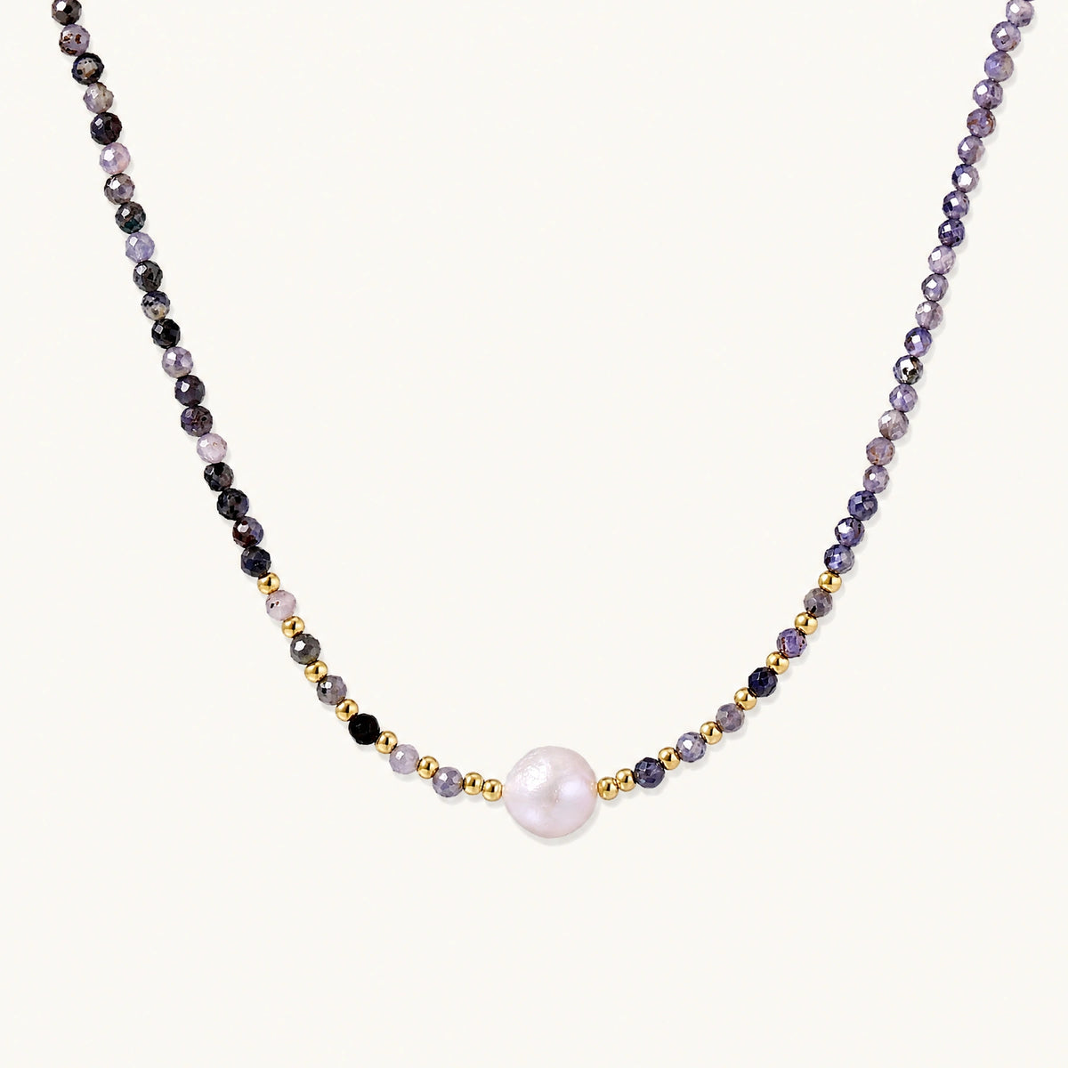 Halskette mit violetten Iolith-Perlen, Gold-Vermeil-Akzenten und einer hellen Süßwasserperle in der Mitte.