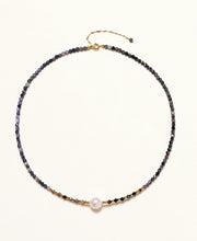 Halskette mit violetten Iolith-Perlen, Gold-Vermeil-Akzenten und einer hellen Süßwasserperle in der Mitte.