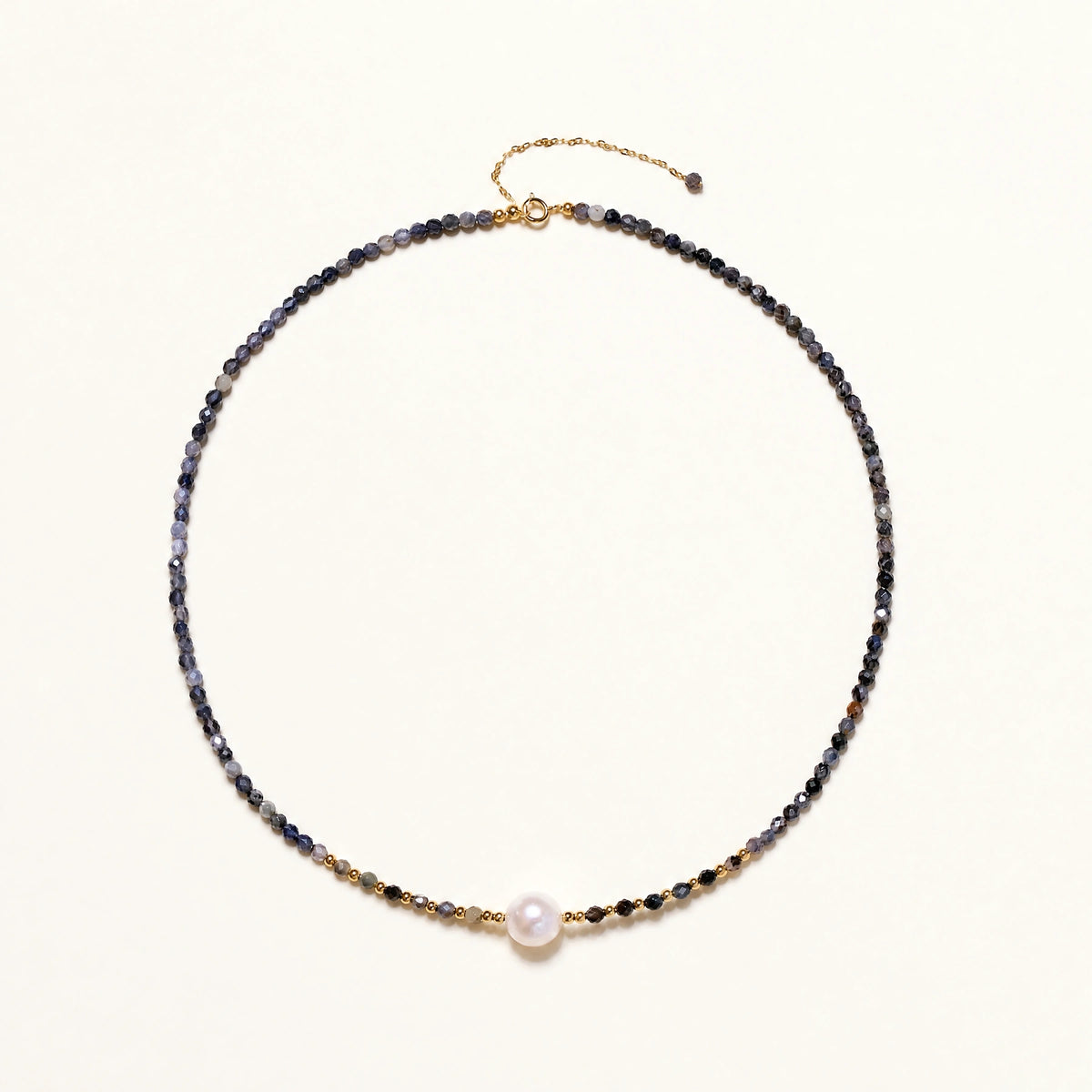 Halskette mit violetten Iolith-Perlen, Gold-Vermeil-Akzenten und einer hellen Süßwasserperle in der Mitte.