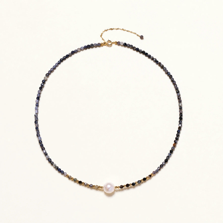 Halskette mit violetten Iolith-Perlen, Gold-Vermeil-Akzenten und einer hellen Süßwasserperle in der Mitte.