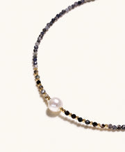 Halskette mit violetten Iolith-Perlen, Gold-Vermeil-Akzenten und einer hellen Süßwasserperle in der Mitte.