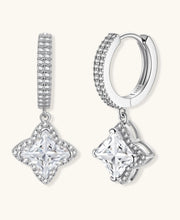 Huggie-Creolen aus 925 Sterling Silber mit geometrischen Moissanit-Anhängern und Pavé-Besatz.