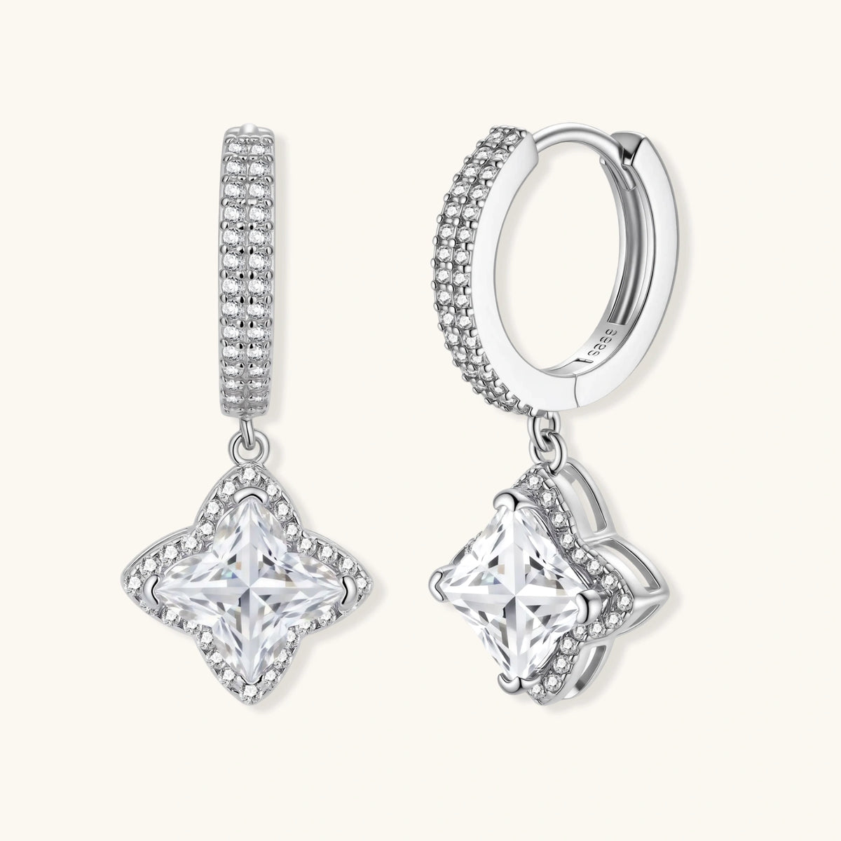 Huggie-Creolen aus 925 Sterling Silber mit geometrischen Moissanit-Anhängern und Pavé-Besatz.
