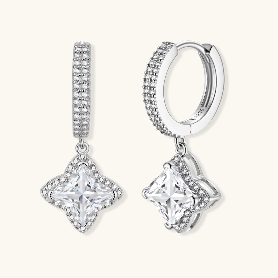 Huggie-Creolen aus 925 Sterling Silber mit geometrischen Moissanit-Anhängern und Pavé-Besatz.