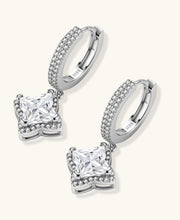 Huggie-Creolen aus 925 Sterling Silber mit geometrischen Moissanit-Anhängern und Pavé-Besatz.
