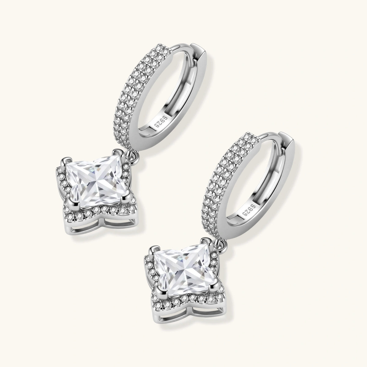 Huggie-Creolen aus 925 Sterling Silber mit geometrischen Moissanit-Anhängern und Pavé-Besatz.