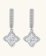 Huggie-Creolen aus 925 Sterling Silber mit geometrischen Moissanit-Anhängern und Pavé-Besatz.