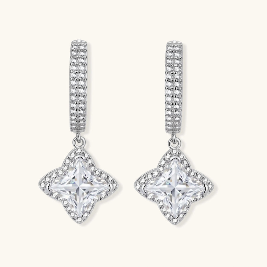 Huggie-Creolen aus 925 Sterling Silber mit geometrischen Moissanit-Anhängern und Pavé-Besatz.