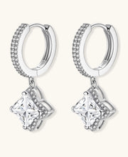 Huggie-Creolen aus 925 Sterling Silber mit geometrischen Moissanit-Anhängern und Pavé-Besatz.