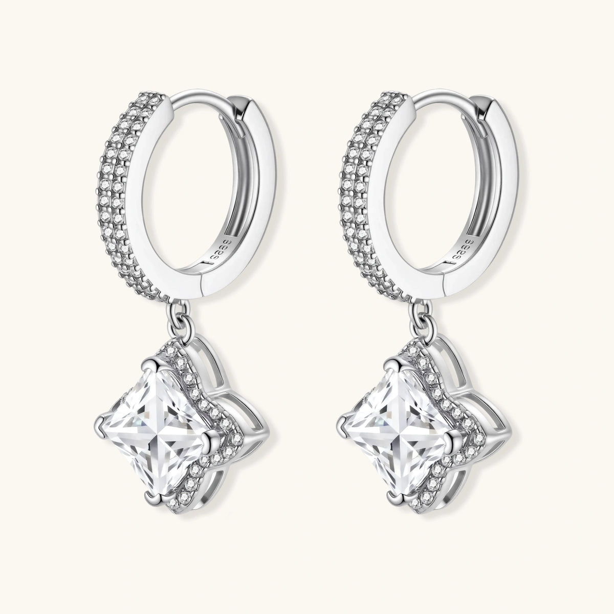 Huggie-Creolen aus 925 Sterling Silber mit geometrischen Moissanit-Anhängern und Pavé-Besatz.