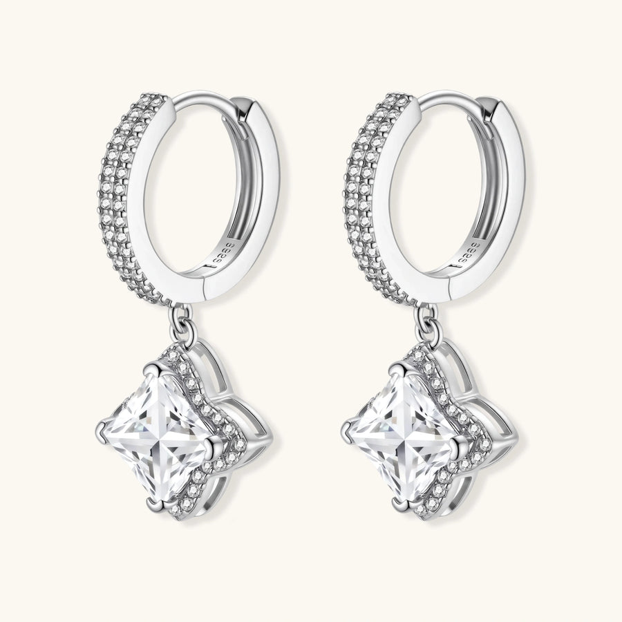 Huggie-Creolen aus 925 Sterling Silber mit geometrischen Moissanit-Anhängern und Pavé-Besatz.