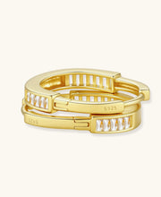 Golden Hour Huggie-Creolen aus vergoldetem Sterling Silber mit Zirkonia-Besatz.