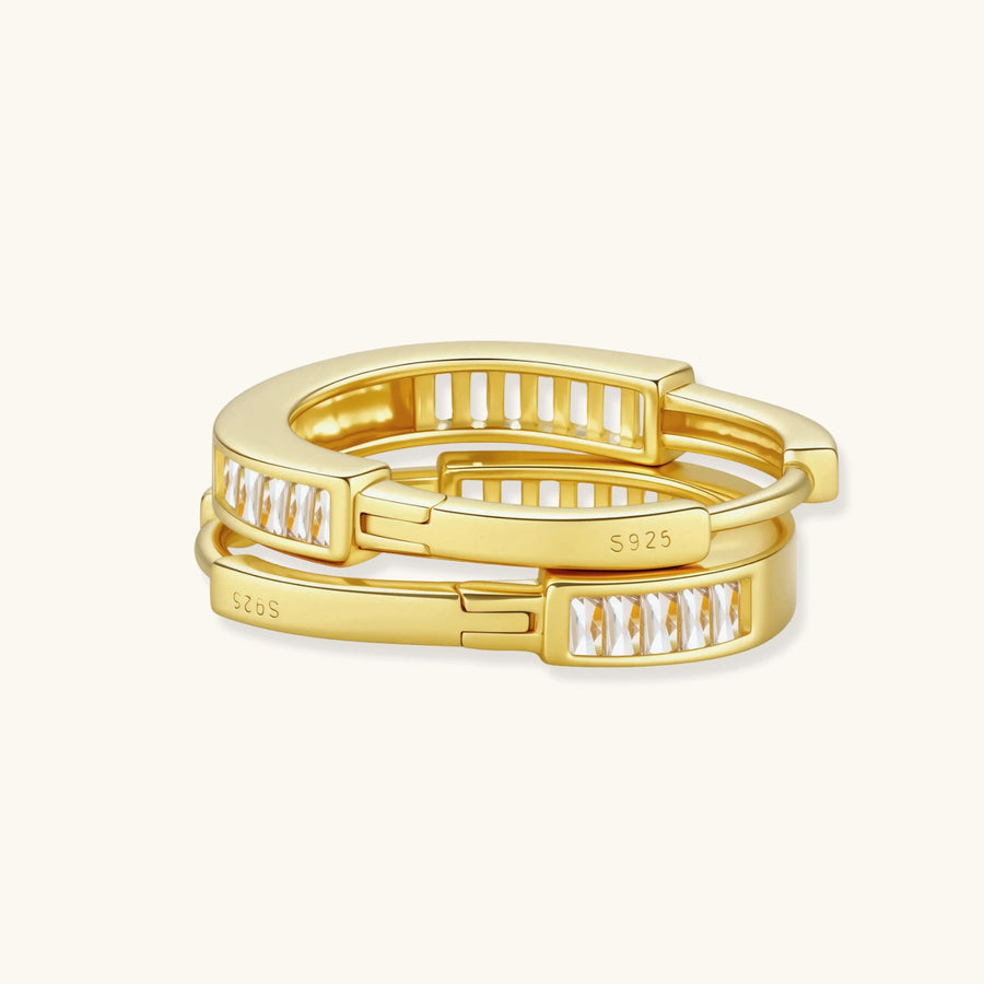 Golden Hour Huggie-Creolen aus vergoldetem Sterling Silber mit Zirkonia-Besatz.