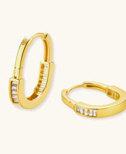 Golden Hour Huggie-Creolen aus vergoldetem Sterling Silber mit Zirkonia-Besatz.