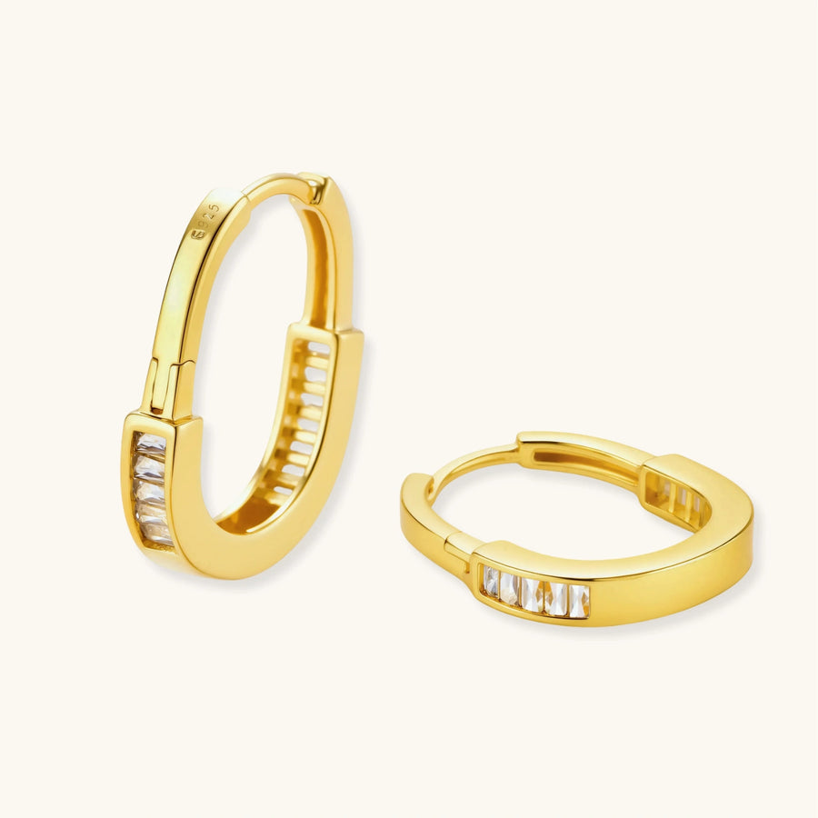 Golden Hour Huggie-Creolen aus vergoldetem Sterling Silber mit Zirkonia-Besatz.