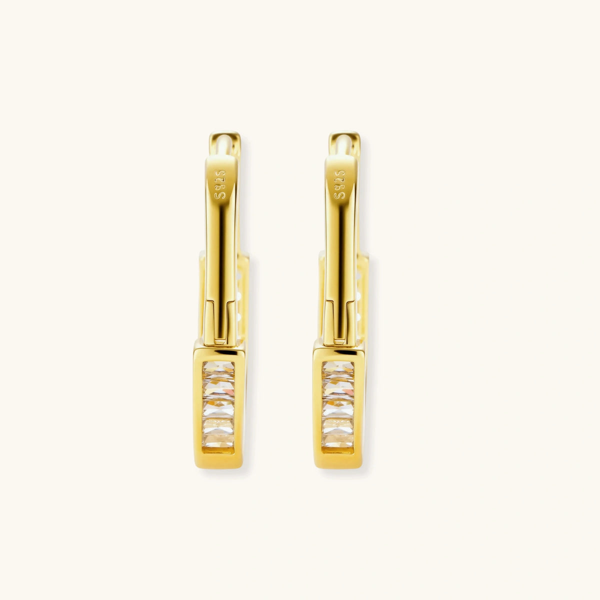 Golden Hour Huggie-Creolen aus vergoldetem Sterling Silber mit Zirkonia-Besatz.