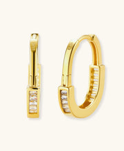 Golden Hour Huggie-Creolen aus vergoldetem Sterling Silber mit Zirkonia-Besatz.
