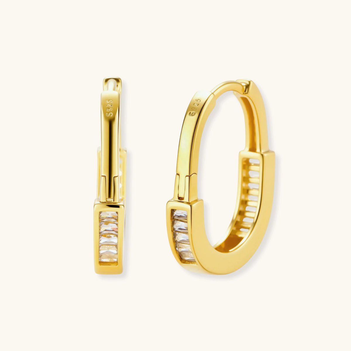 Golden Hour Huggie-Creolen aus vergoldetem Sterling Silber mit Zirkonia-Besatz.