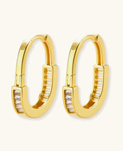 Golden Hour Huggie-Creolen aus vergoldetem Sterling Silber mit Zirkonia-Besatz.