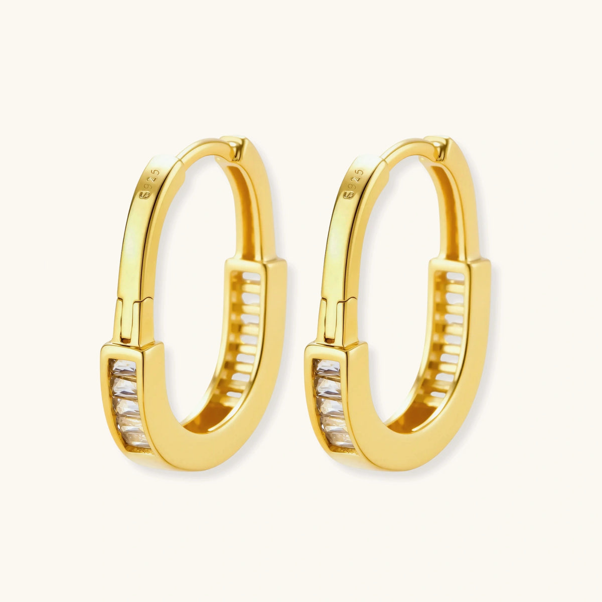 Golden Hour Huggie-Creolen aus vergoldetem Sterling Silber mit Zirkonia-Besatz.
